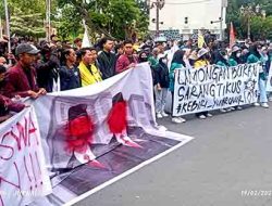 Gelombang Massa Kembali Mengguncang Lamongan: Ratusan Mahasiswa Bergerak Menuntut Perubahan di Depan Kantor Pemkab dan DPRD!