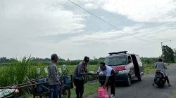 Gotong Royong, Polisi Bersama Tni Dan Warga Bersihkan Material Banjir Bandang