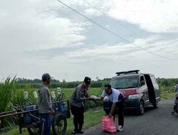 Gotong Royong, Polisi Bersama TNI dan Warga Bersihkan Material Banjir Bandang di Bondowoso