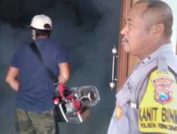 Antisipasi DBD, Polsek Ringinrejo Monitoring Fogging di Desa Deyeng
