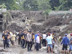Pasca kejadian bencana banjir, personel Polres Kediri dan TNI serta warga membangun bronjong di Desa Wonorejo Trisulo Kecamatan Plosoklaten Kabupaten Kediri, pada Minggu (2/1/2025). Pembangunan bronjong ini diharapkan dapat membendung air dan mengantisipasi banjir di aliran sungai tersebut