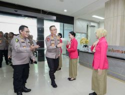 Kapolda Jatim Kunjungi RS Bhayangkara Kediri Beri Santunan Pasien dan Motivasi Tenaga Medis