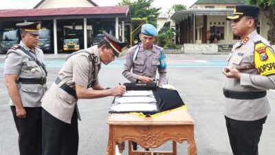 Polres Kediri menggelar Serah Terima Jabatan (Sertijab) Kasat Narkoba dan empat Kapolsek, pada Kamis (6/2/2025)