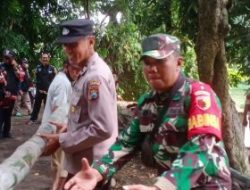Sinergi, Polisi Bersama TNI dan Warga Bersihkan Sisa Material Banjir di Probolinggo