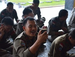 Momen Haru Keluarga Personel Ops Damai Cartenz-2025 Beri Dukungan Lewat Udara