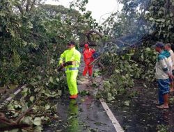 Sinergitas Polres Ngawi bersama TNI Gotong Royong Tangani Bencana Hidrometeorologi