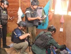 Satgas Ops Damai Cartenz 2025 Amankan Barang Bukti Pakaian Milik Nikson Matuan