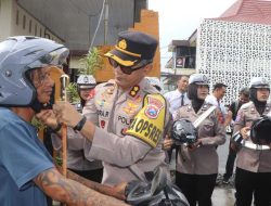 Operasi Keselamatan Semeru, Polres Trenggalek Bagi-bagi Helm Gratis