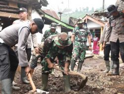Polres Bondowoso bersama Forkopimda Gelar Baksos Salurkan Bantuan Pasca Banjir Bandang