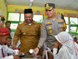 Kapolres Gresik dan Bupati Berbagi Makan Bergizi untuk Pelajar Sekolah Dasar