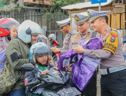 Operasi Keselamatan Semeru 2025 Polres Jember Berbagi Puluhan Jas Hujan untuk Pengendara Roda Dua