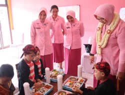 Ketua YKB Jatim Berbagi Makan Bergizi di TK Kemala Bhayangkari 81 Sumenep