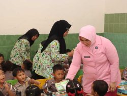 Sukseskan MBG, Ketua YKB Jatim Berbagi Makan Bergizi di TK Kemala Bhayangkari 78 Pamekasan