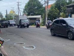 Operasi Keselamatan Semeru 2025 Polisi Beri Tanda Jalan Berlubang di Sidoarjo