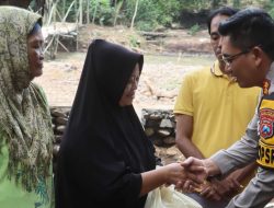 Peringati HPN 2025, Wartawan Bersama Polres Probolinggo Beri Bantuan Warga yang Terisolir Akibat Banjir