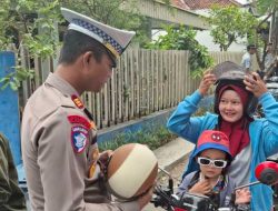 Operasi Keselamatan Semeru 2025, Polres Kediri Kota Tindak Pelanggar dan Bagikan Helm Secara Gratis