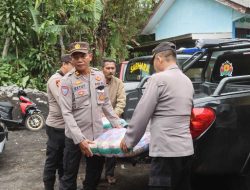 Polres Probolinggo Salurkan Bantuan Untuk Warga yang Rumahnya Rusak Akibat Bencana Alam