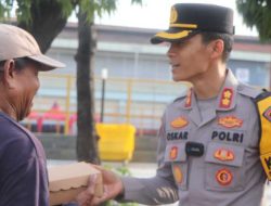 Operasi Keselamatan Semeru di Jumat Berkah Polres Tuban Ajak Masyarakat Tertib Lalin Dengan Berbagi Nasi Kotak