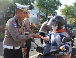 Momen Valentine, Polres Trenggalek Sosialisasi Tertib Lalin dengan Bag-bagi Coklat dan Boneka