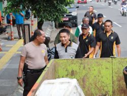 Respon Keluhan Masyarakat Saat Curhat Kamtibmas Polisi Kerja Bhakti Bersihkan Tumpukan Sampah di Jember