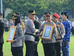 Kapolda Jatim Beri Penghargaan untuk 366 Anggota dan Masyarakat Berprestasi