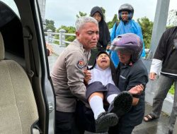 Aksi Simpatik Humas Polres Kediri Kota Bantu Korban Kecelakaan Lalu Lintas di Jembatan Brawijaya