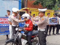 Operasi Keselamatan Semeru 2025 Polres Madiun Beri Helm dan Souvenir bagi Pengendara Tertib