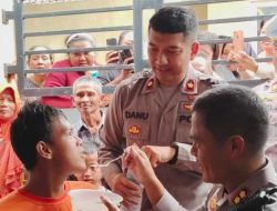 Warga Terharu saat Pemuda ODGJ di Gresik Dibantu Kapolres