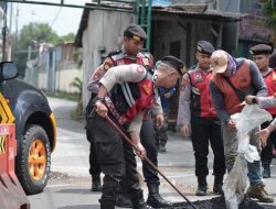 Harkamtibmas, Polres Situbondo Patroli Sambil Tambal Jalan Berlubang