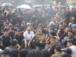 Momen Kapolresta Malang Kota Basah Kuyup, Duduk Bersila Ngobrol Bareng Mahasiswa Saat Suarakan Aspirasi