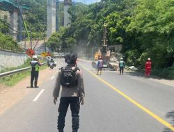 Kapolres Probolinggo Datangi Lokasi Pastikan Penyebab Jatuhnya Batu Besar di Jalan Raya Paiton