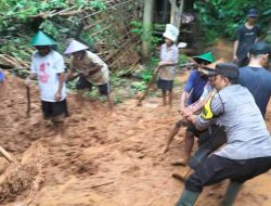 Kompak, Polisi bersama TNI dan BPBD Tangani Longsor yang Menimpa Rumah Warga