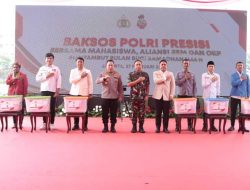 Kapolri dan Panglima TNI Bagikan Ribuan Bansos Jelang Ramadan