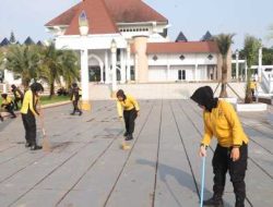 Menjelang bulan suci Ramadan, Polres Kediri melaksanakan kegiatan bakti sosial bersih-bersih di lingkungan Masjid An-Nur Kecamatan Pare, pada Jumat (28/2025)