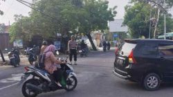 Polsek Sekaran Lakukan Pengaturan Lalu Lintas Pagi di Simpang 3 Pasar Miru