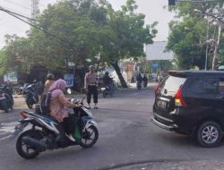 Polsek Sekaran Lakukan Pengaturan Lalu Lintas Pagi di Simpang 3 Pasar Miru