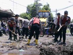 Polres Situbondo Gelar Bakti Sosial Bersihkan Material Pasca Banjir di Kecamatan Kendit