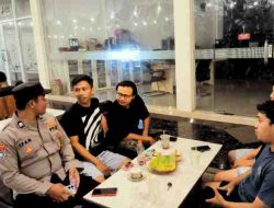 Sambang Warga di Warung Kopi Anggota Polsek Laren Berikan Himbauan Tentang Kamtibmas