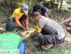 Kapolsek Bersama Warga Memperbaiki PDAM Yang Mengalami Kebocoran