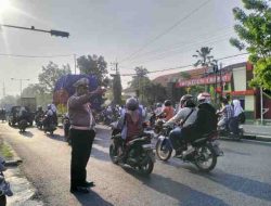 Polsek Babat Laksanakan Commander Wish Pengaturan Arus Lalu Lintas di Depan SMPN1 Wilayah Kecamatan Babat
