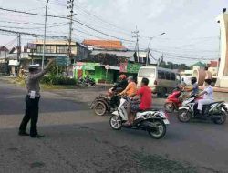 Polsek Babat Lakukan Pengaturan Arus Lalu Lintas di Simpang Tiga Pasar Tradisional Babat