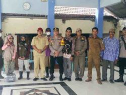 Kapolsek Sekaran Ikut Turun Langsung Dampingi Giat Vaksinasi PMK Hewan Ternak Milik Warga