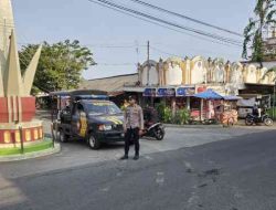 Giat Commander Wish Anggota Polsek Laren Atur Kelancaran Lalu Lintas Pagi Hari di Simpang Empat