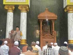 Kapolsek Babat Bersama Anggotanya Melaksanakan Kegiatan Jumat Keliling di Masjid Jami Babat