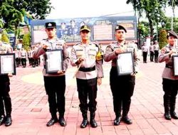 Kapolres Gresik Apresiasi Empat Anggota Berprestasi dengan Penghargaan