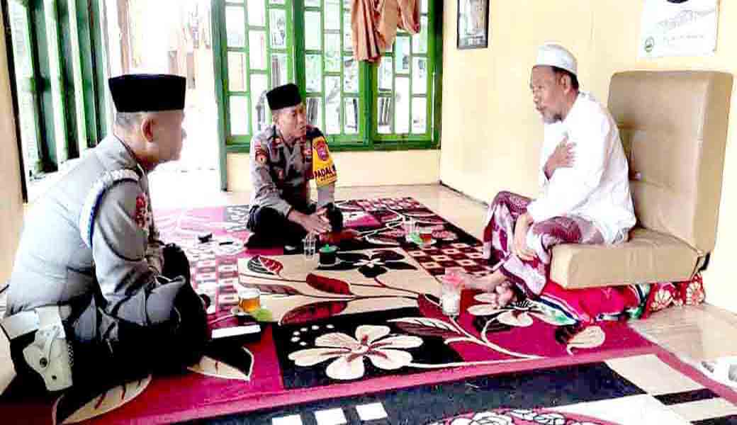Kapolsek Sekaran Silahturahmi Kepondok Pesantren Al Fatah Di Desa Siman Kecamatan Sekaran