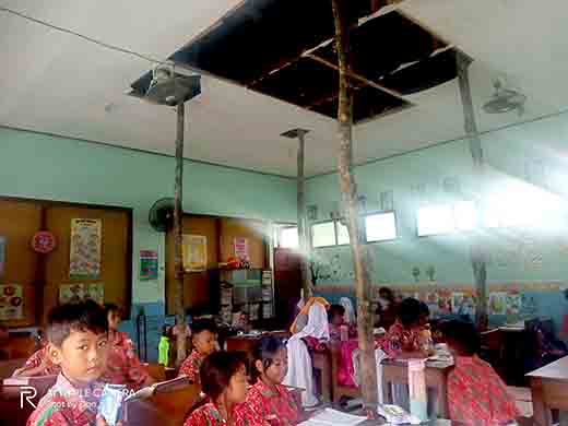 Miris Atap Gedung Sd Grudo 3 Nyaris Roboh 2