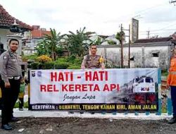 Operasi Keselamatan Semeru 2025 Polres Jember Pasang Banner Peringatan di Perlintasan KA