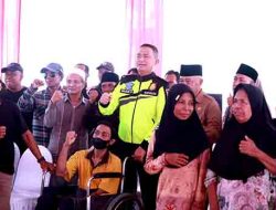 Patroli Jarak Jauh Naik Motor Kapolda Jatim Beri Bantuan Sembako Untuk Warga di Malang