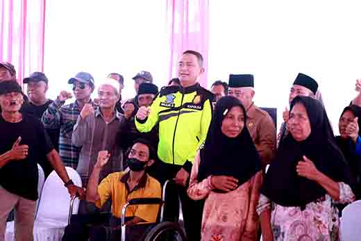 Patroli Jarak Jauh Naik Motor Kapolda Jatim Beri Bantuan Sembako